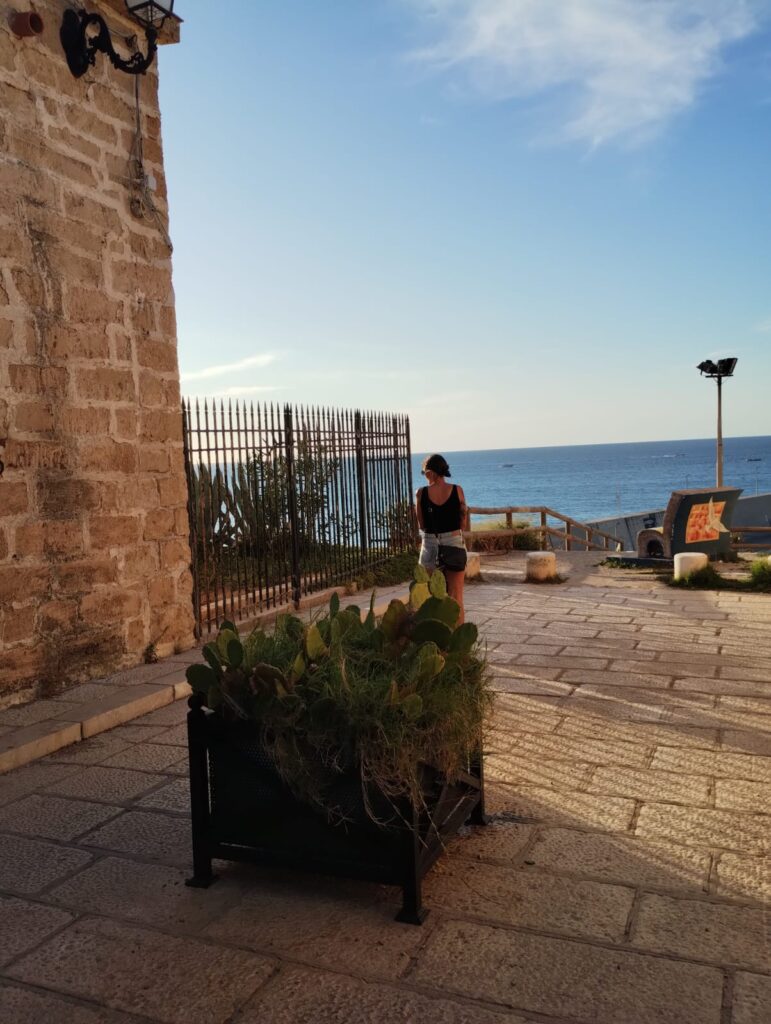 Birgit von hinten auf sizilianischer Landschaft