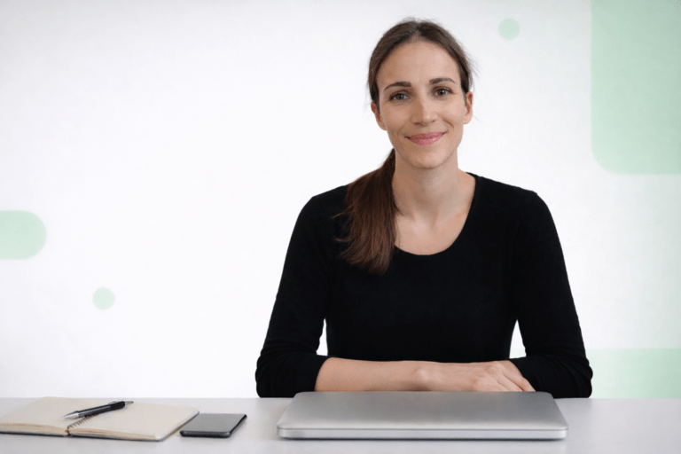 Birgit Suessenbacher von vorne am Computer