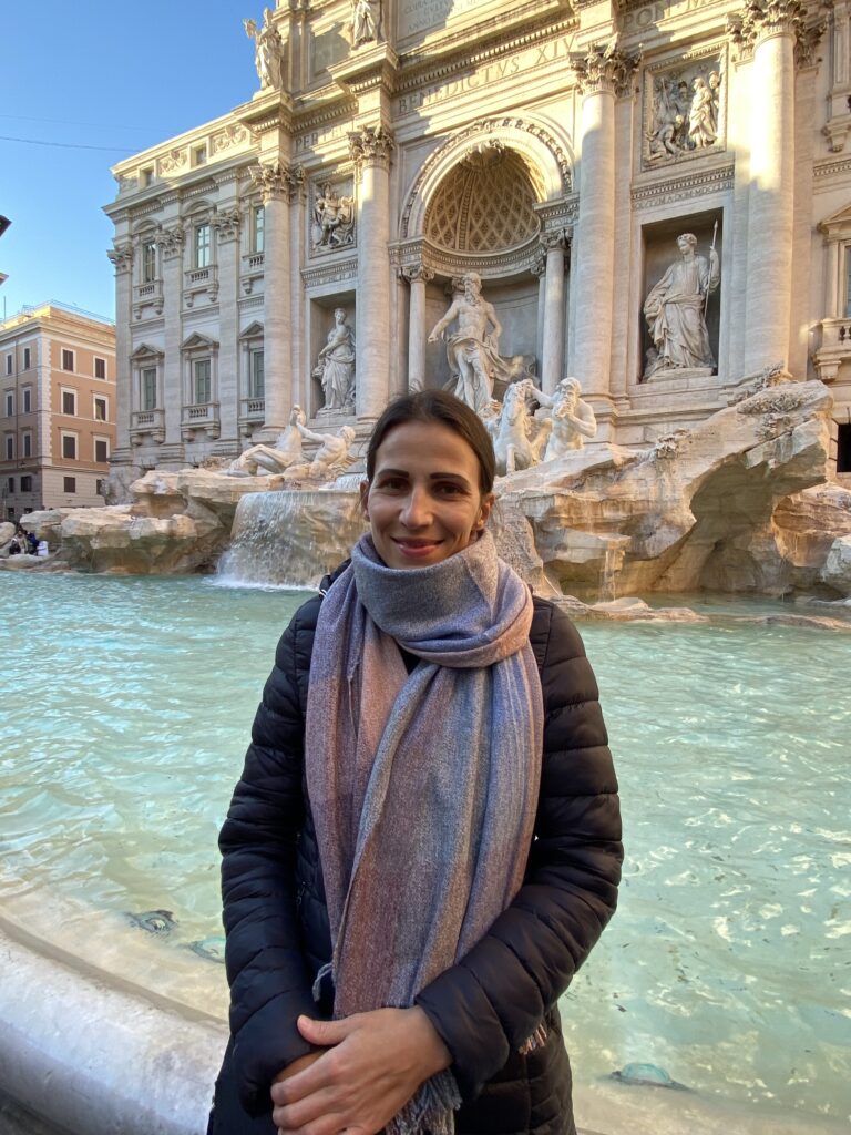 Birgit auf einem Foto vor dem Trevi-Brunnen
