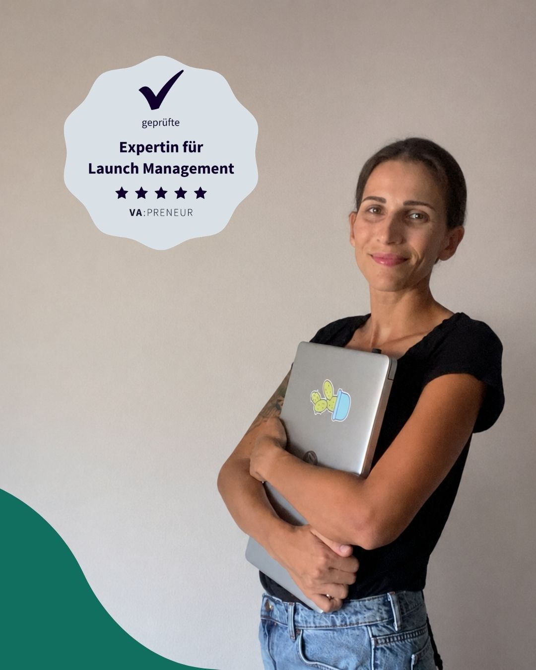 Birgit Süssenbacher in frontaler Pose mit Laptop in den Händen